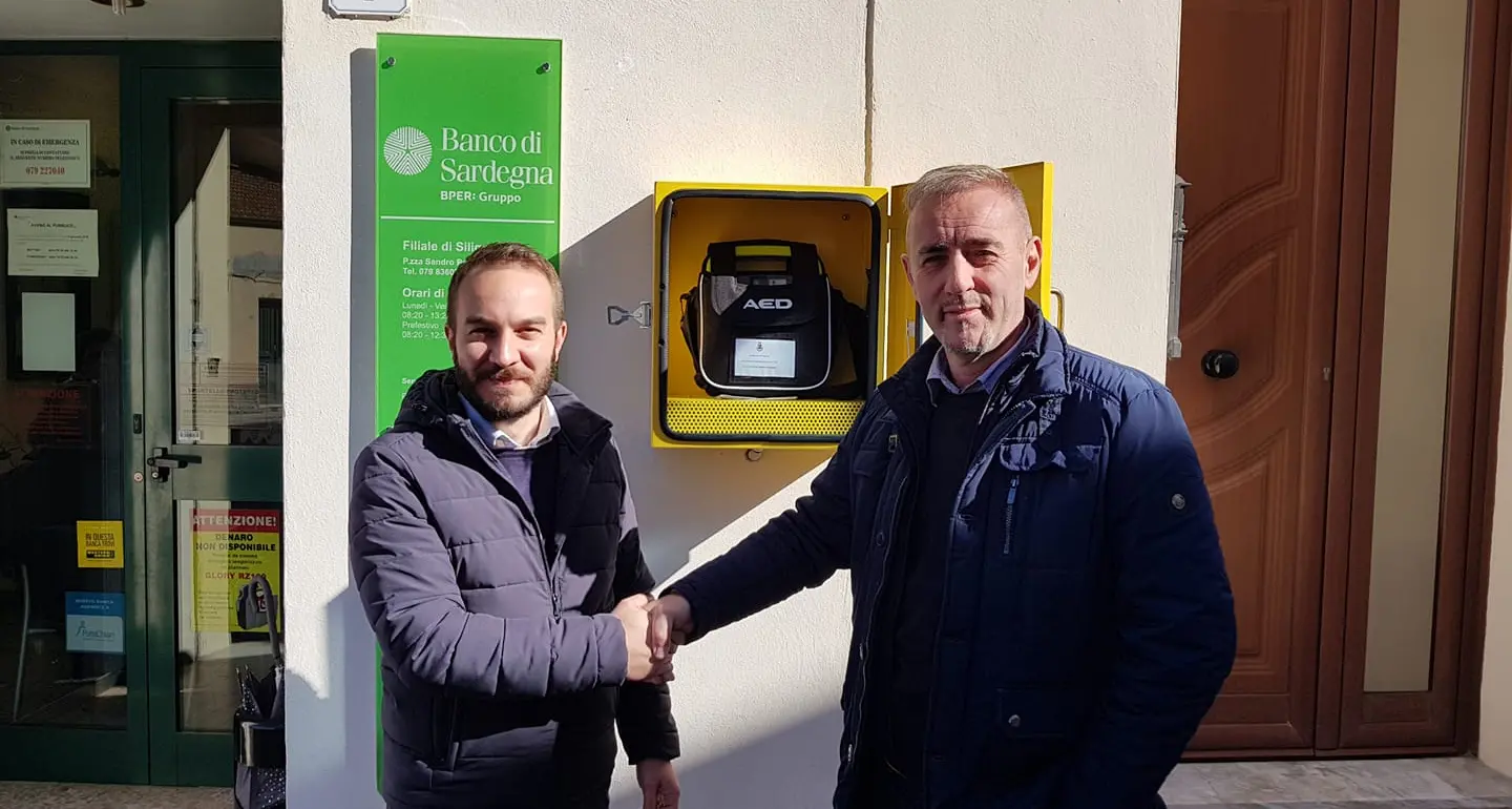 Siligo investe nella prevenzione: installato un defibrillatore in Piazza Pertini