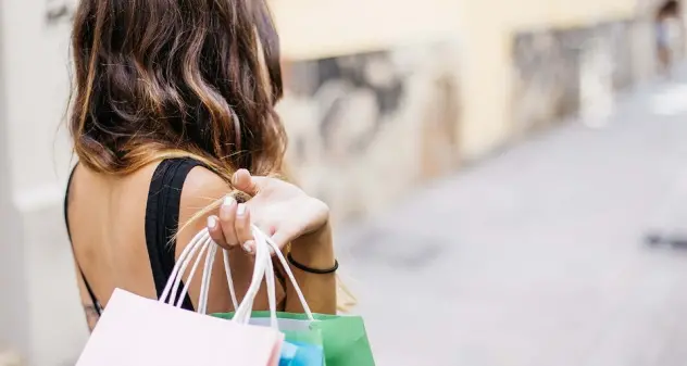 A Cagliari l'arte in vetrina nelle vie dello shopping, in mostra 90 opere degli studenti del Liceo Artistico