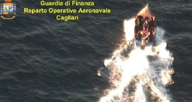 Due barchini carichi di migranti intercettati dalla Guardia di finanza al largo delle coste del Sulcis