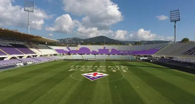 Cori contro tifoso morto a Cagliari: ecco cosa rischia la Fiorentina