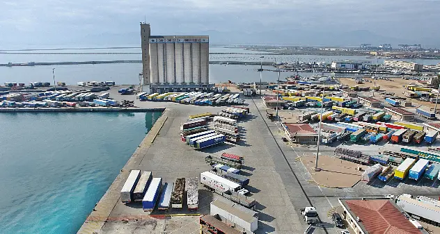 Giù i silos del Molo Rinascita, ecco come cambia l’altra ‘faccia’ del Porto