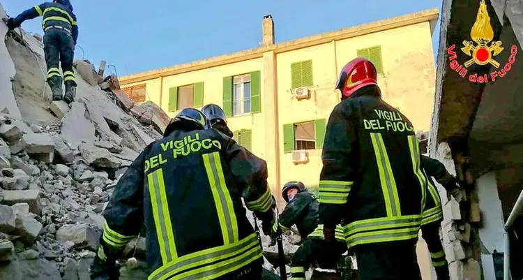 Crolla palazzina a Caserta, due anziani sotto le macerie