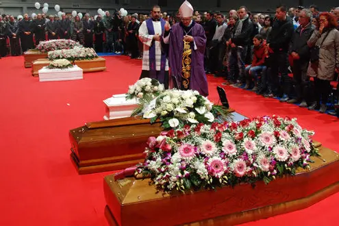 Foto Antonio Satta - LaPresse\\rcronaca\\rOlbia. 20-11-2013\\rSardegna, I funerali delle vittime di Olbia\\rNella Foto un momento della cerimonia\\r\\rPhoto Antonio Satta - LaPresse\\rSardinia, Olbia, 20 Nov 2013 \\rSardinia, the funerals of the victims of Olbia\\rIn The Pic a moment of event