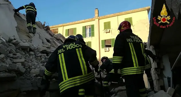 Villetta salta in aria dopo fuga di gas: donna estratta viva da macerie muore in ospedale