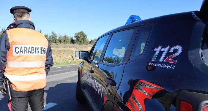 Fermato alla guida, in auto coltello, accetta e marijuana: denunciato 45enne di Serdiana