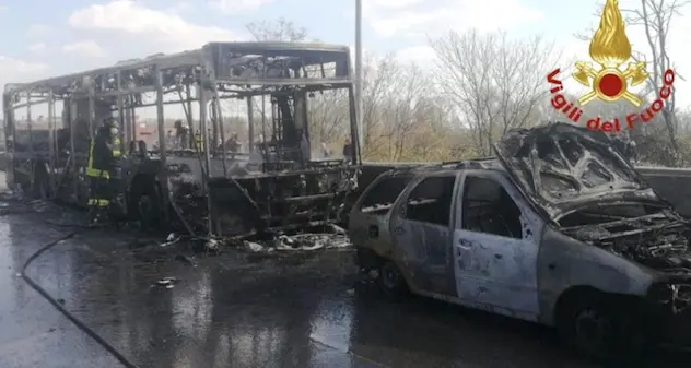 Autista dà fuoco al bus: a bordo 51 bambini
