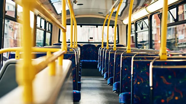 Accoltellato sull’autobus un 14enne a Genova: arrestato un 15enne