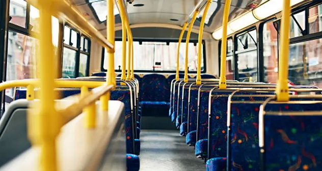 Accoltellato sull’autobus un 14enne a Genova: arrestato un 15enne