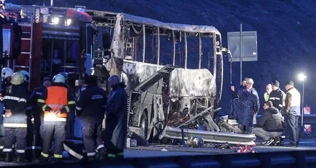 Bus si ribalta e prende fuoco: 46 persone perdono la vita