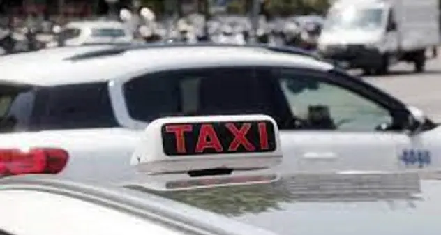 Sciopero taxi: il centro di Cagliari bloccato dalle auto bianche