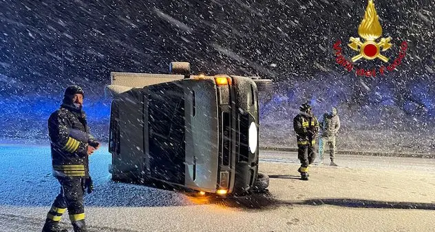 Neve in Sardegna. Intervento dei Vigili del fuoco sulla SS 131, ingresso Nord per Macomer