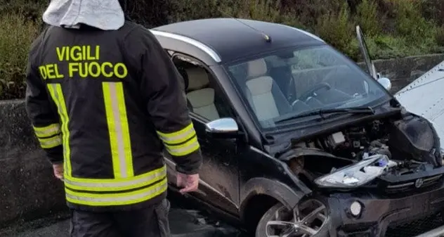 Minicar contro un muro a Macomer, soccorso conducente 17enne