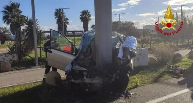 Cagliari. Auto contro palo: incidente mortale al Poetto, intervengono i Vigili del Fuoco