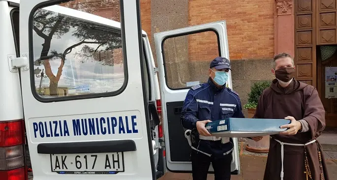 Sassari. Dalla Polizia locale due furgoni carichi di doni per famiglie e comunità