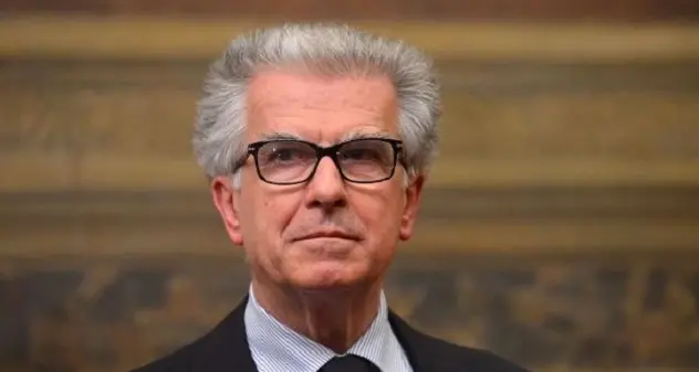 La proposta del senatore cagliaritano e tesoriere del PD Luigi Zanda: \"Aumentiamo gli stipendi dei parlamentari\"