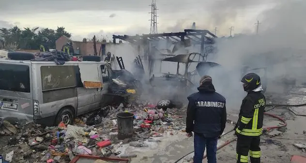 Sassari. Incendio campo rom: in fiamme moduli abitativi e roulotte