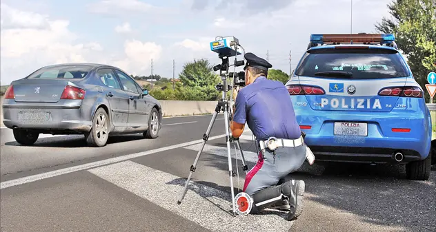 Raggiunge 187 km/h sulla Sassari-Olbia: fermato un Suv