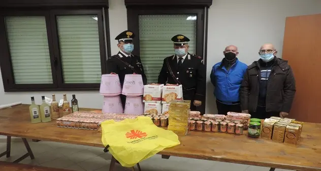 Alimenti rubati e recuperati: i carabinieri di Arzachena li donano alla Caritas