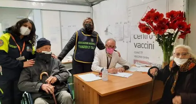 Coppia ultracentenaria fa terza dose vaccino: \"Straordinario esempio di fiducia nella medicina\"