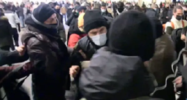 Tensioni in piazza Duomo fra forze dell'ordine e manifestanti no green pass