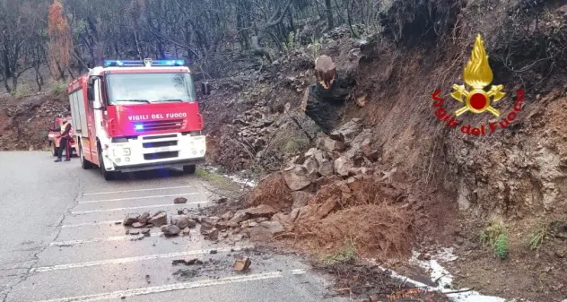 Oristano. Maltempo: una piccola frana invade una corsia della SP 15