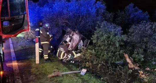 Ussana. Esce di strada con l’auto e si cappotta: miracolato un 43enne