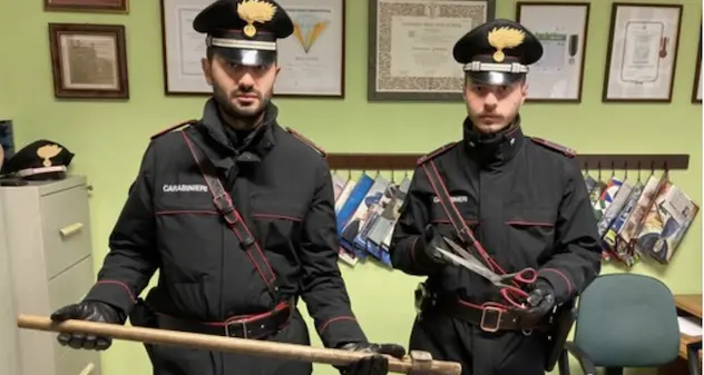 Con un’ascia distrugge alcune panchine e aggredisce i militari: ferito un carabiniere algherese