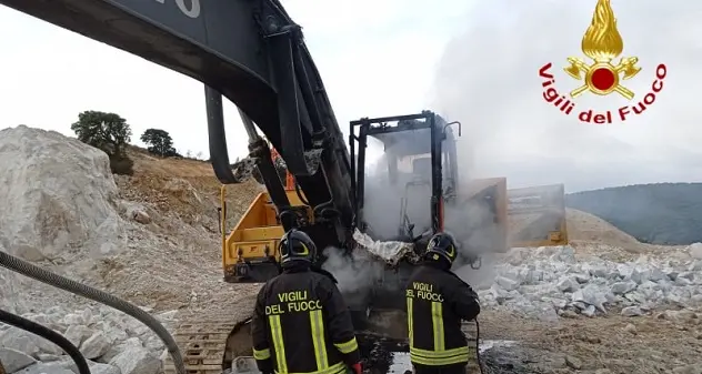 Attentato incendiario a Sarule: coinvolti mezzi movimento terra