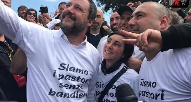 Foto notizia del giorno. Salvini a Cagliari: selfie con i pastori “senza bandiera\"