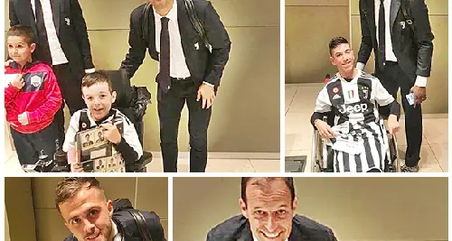 I campioni della Juve abbracciano i loro fan ‘speciali’ al T hotel