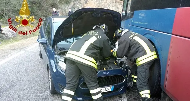 Auto contro bus a Sant'Antonio di Gallura, sul posto i Vigili del fuoco