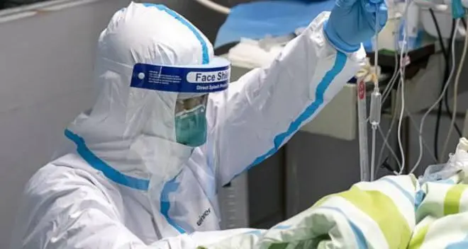 Donna no vax ricoverata per Covid rifiuta cure dei medici e muore in ospedale