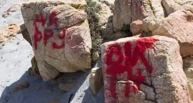 Saranno ripulite domani le rocce di Cala Liberotto imbrattate con la vernice rossa