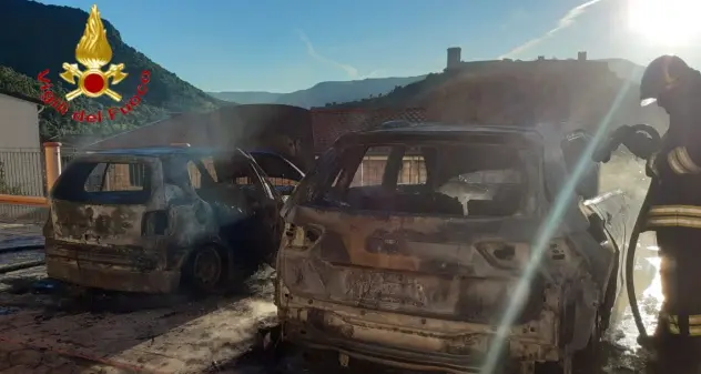 Paura a Bosa, una donna si accorge del fumo che fuoriesce dalla sua auto, poi scoppia l’incendio