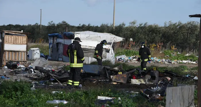 Incendio in campo rom, morti due fratellini