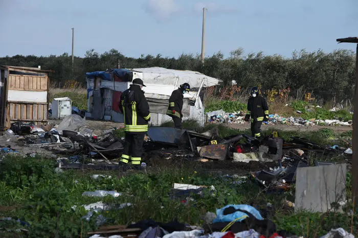 Il campo rom di Stornara (Foggia) dove questa mattina due fratellini di 2 e 4 anni sono morti nell\\'incendio divampato in una baracca, 17 Dicembre 2021. ANSA/CAUTILLO