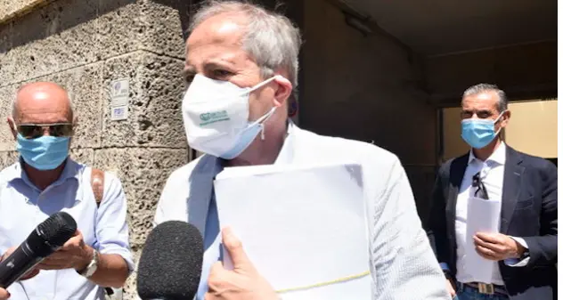 Vaccini, Crisanti: “48 tipi di mix, cosa mai vista, è follia”