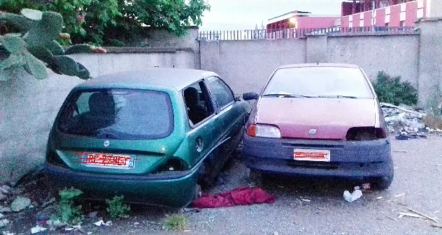Prostitute di colore lavorano dietro le carcasse d’auto: benvenuti nel borderline di via Dolcetta