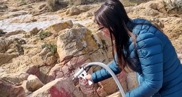 Ripulite le rocce di Cala Liberotto: erano state imbrattate con della vernice rossa. IL VIDEO
