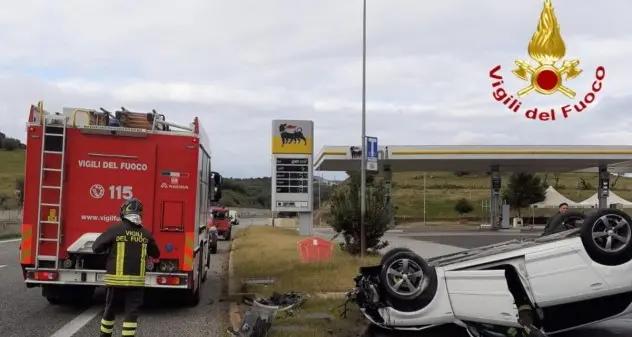 Automobile si ribalta sulla S.S. 131, intervengono i Vigili del Fuoco