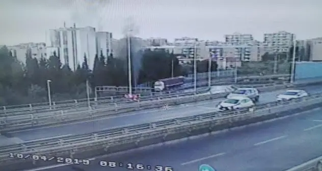 Auto in fiamme sull'asse mediano. IL VIDEO