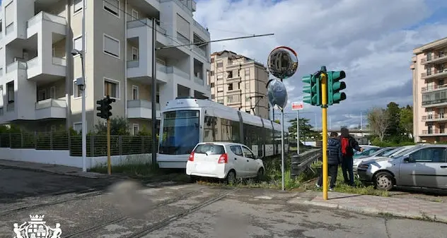 Auto contro metropolitana: grande spavento per i passeggeri