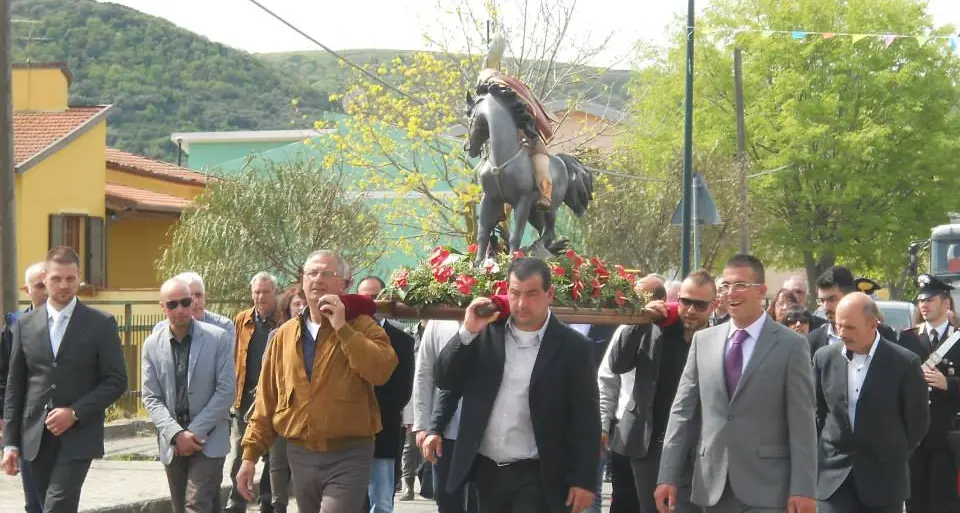 Michele Zarrillo e cantadores a chiterra per la festa di San Giorgio Martire