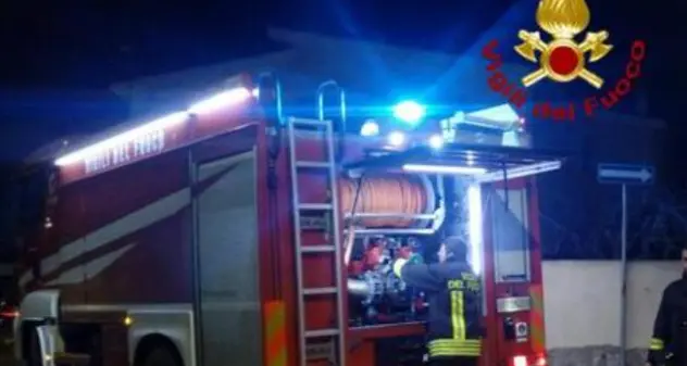 Scoppia incendio in casa e raid vandalico in un market a Cagliari