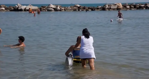 A Golfo Aranci sarà estate per tutti: arrivano le carrozzine da mare per i disabili