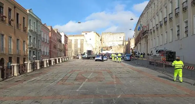 Cagliari. Cede pavimentazione in piazza Palazzo