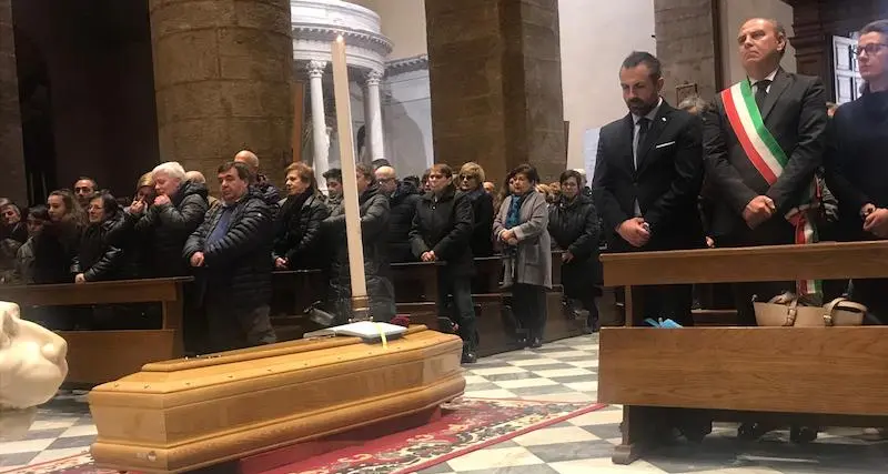 Alghero si stringe attorno alla famiglia di Alberto Melone nel giorno dell'addio