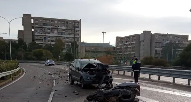 Cagliari. Con l'auto travolge uno scooter, accusato di omicidio stradale il 41enne di Sinnai