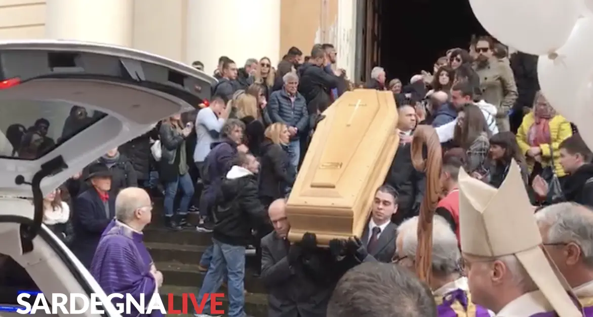 Omicidio ad Alghero. Dolore e lacrime per l’addio ad Alberto