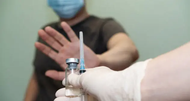 Bassi livelli di istruzione e lavori precari: chi sono davvero i no vax?